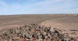 Загадочные каменные сооружения посреди Сахары