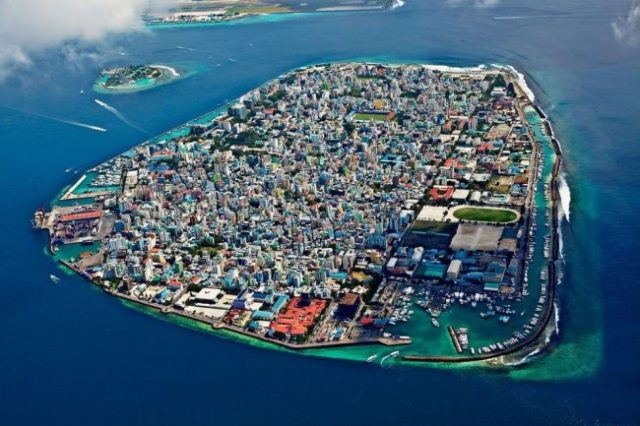Мале — столица и крупнейший город Мальдивской республики. Он расположен на одноименном острове, на атолле Каафу. Население составляет около 100 000 человек.